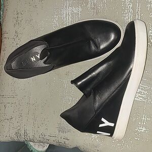 DKNY Donna Karan NY wedge Heel tennis shoe Black 7M Like New